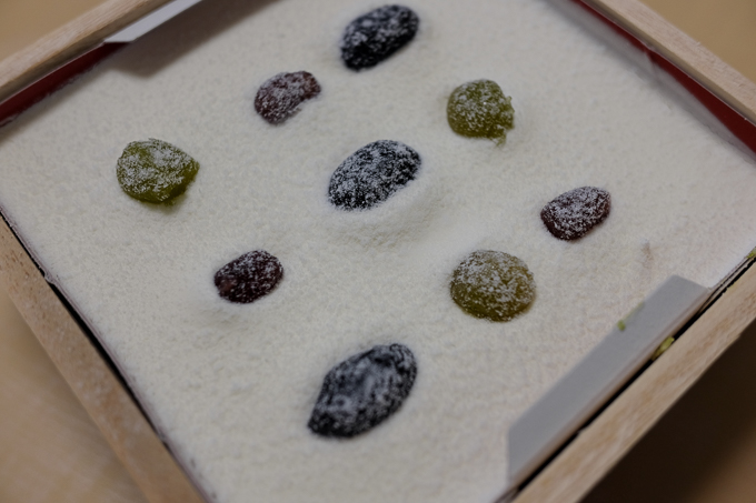 一乗寺中谷の絹ごし緑茶ティラミス。白い絹ごし豆腐を練り込んだ上層部に、丹波豆の甘納豆が宝石のようにちりばめられている。