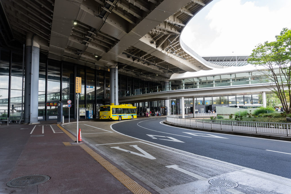 成田空港第1ターミナルバス乗り場。黄色いバスがターミナル間連絡バス。無料です。
